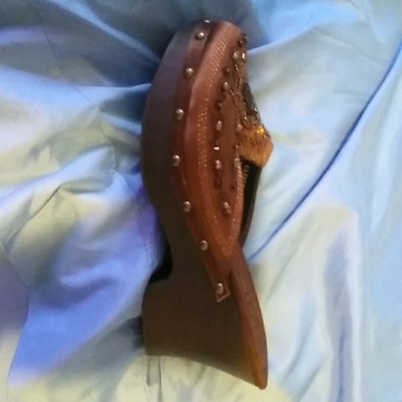 Girls copper sequin shoes small heel cloggers. - Picture 3 of 4